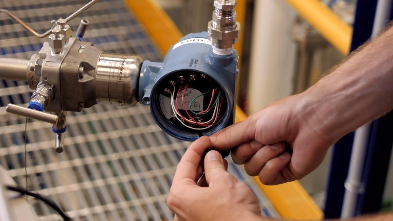 Calibrate the Rosemount™ 3051SMV Using AMS Trex