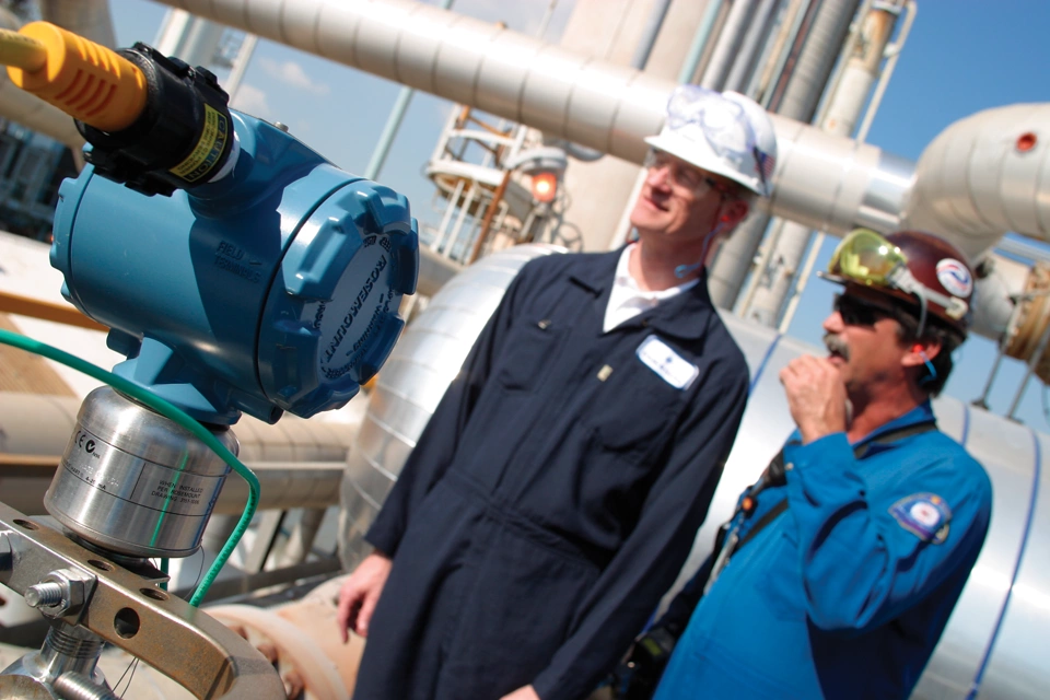 Planta de vidrio reduce los costos de ingeniería y obtiene un mejor control de hornos con el caudalímetro multivariable Rosemount