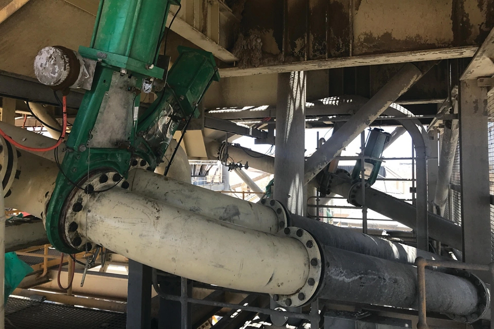 Minera de oro mejora su producción con una nueva innovación en válvulas de compuerta de guillotina