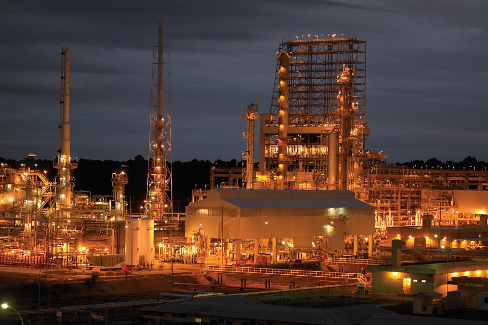 Saiba como uma refinaria na Ásia mantém a confiabilidade com estratégia de manutenção e peças de OEM da Fisher™