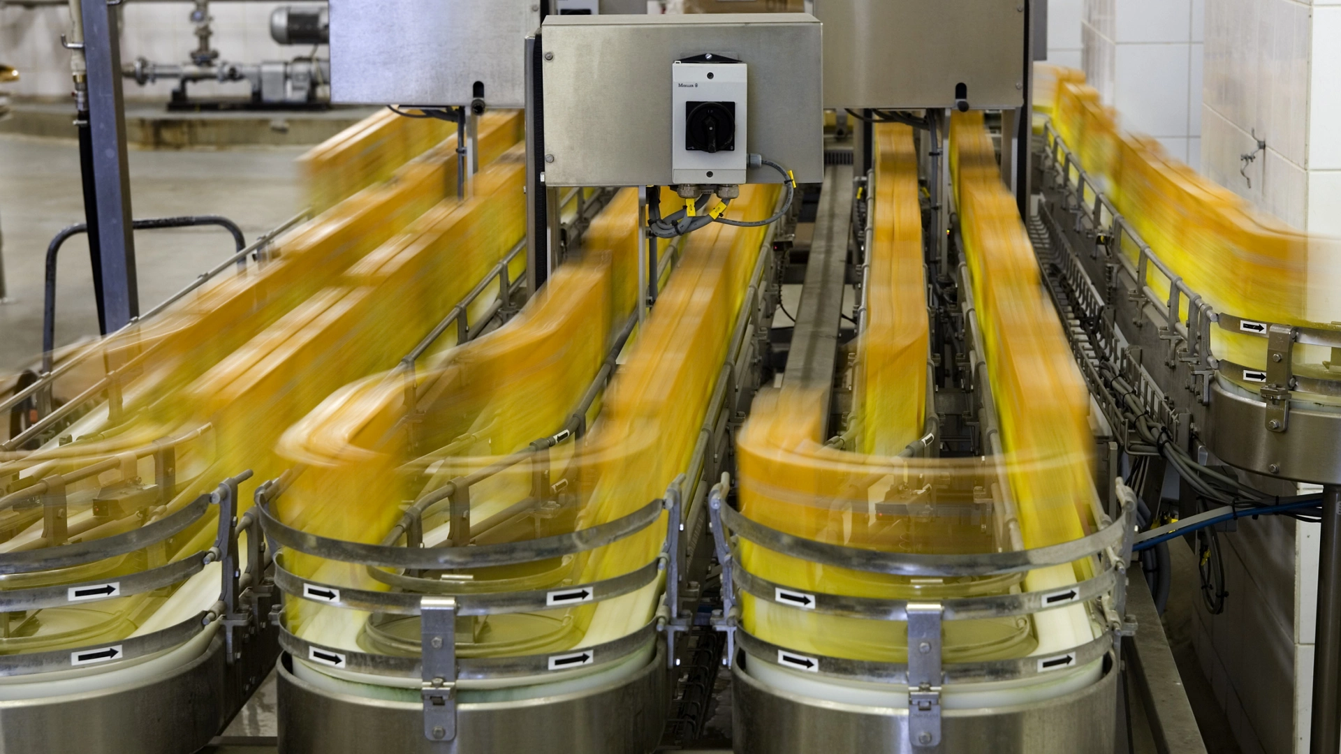 Production of drinks (wine, juice) on a conveyor in motion