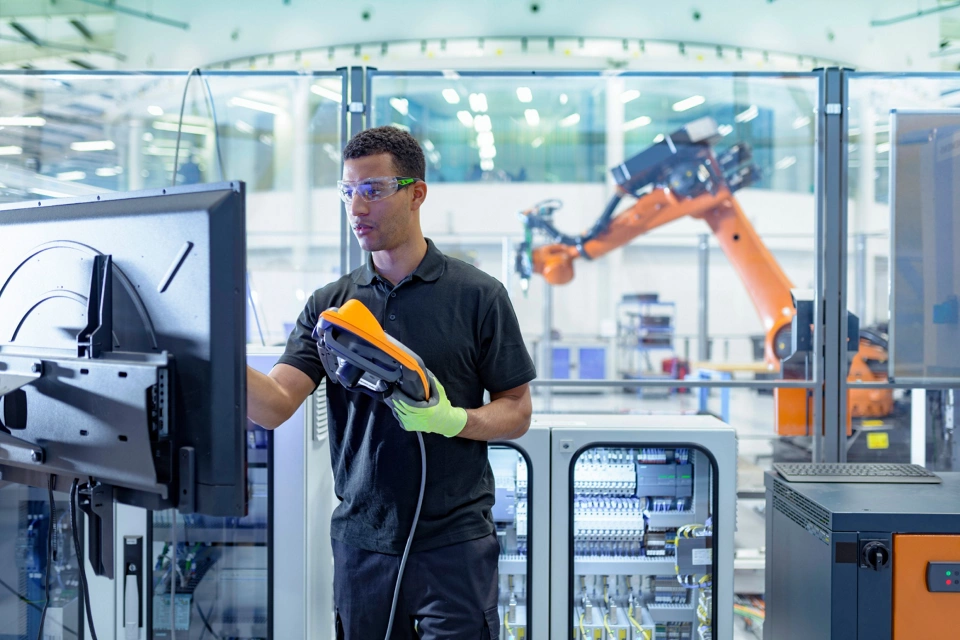 How Top Performing Companies Drive Competitive Advantage Through Digital Transformation 