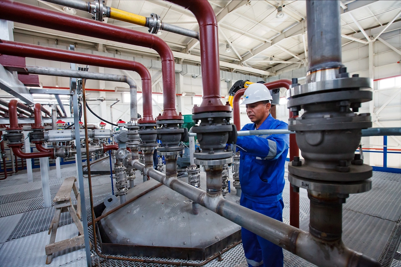 Non-Intrusive Temperature Measurement in Reactors