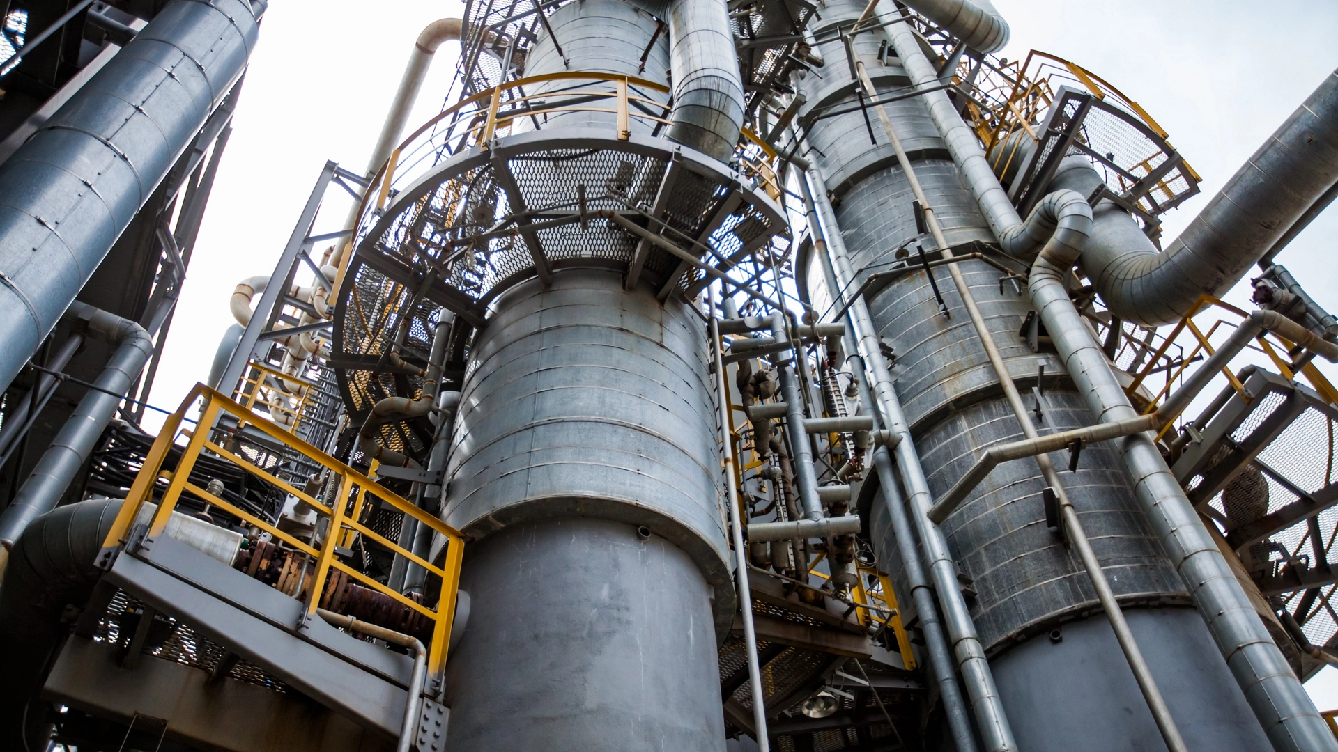 Non-Intrusive Temperature Measurement in Distillation Columns