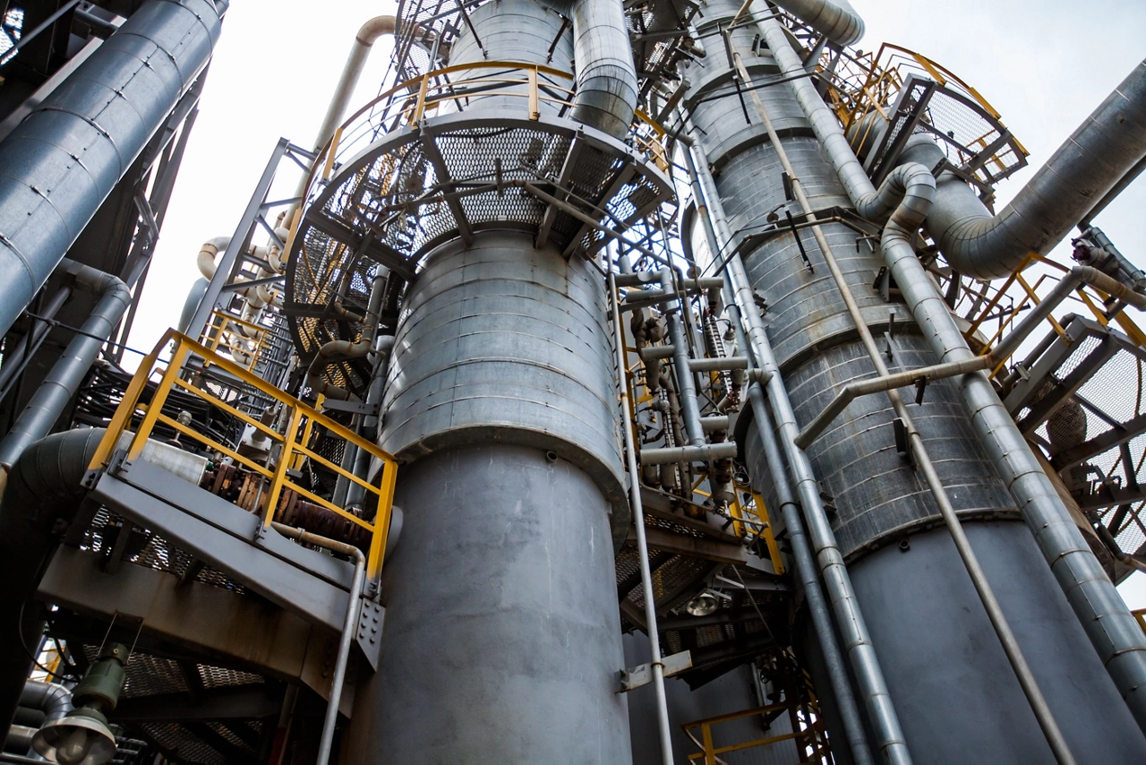 Non-Intrusive Temperature Measurement in Distillation Columns