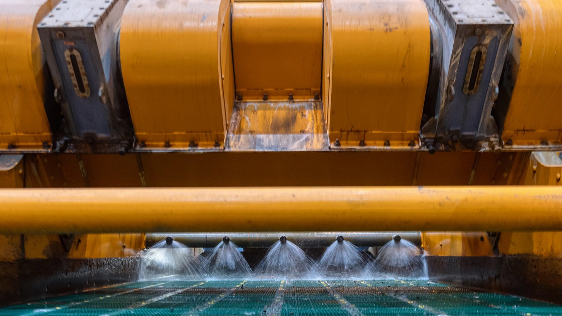 Vibrating screen, ore washing with liquid. The liquid is poured out in a fan-like stream from special nozzles.