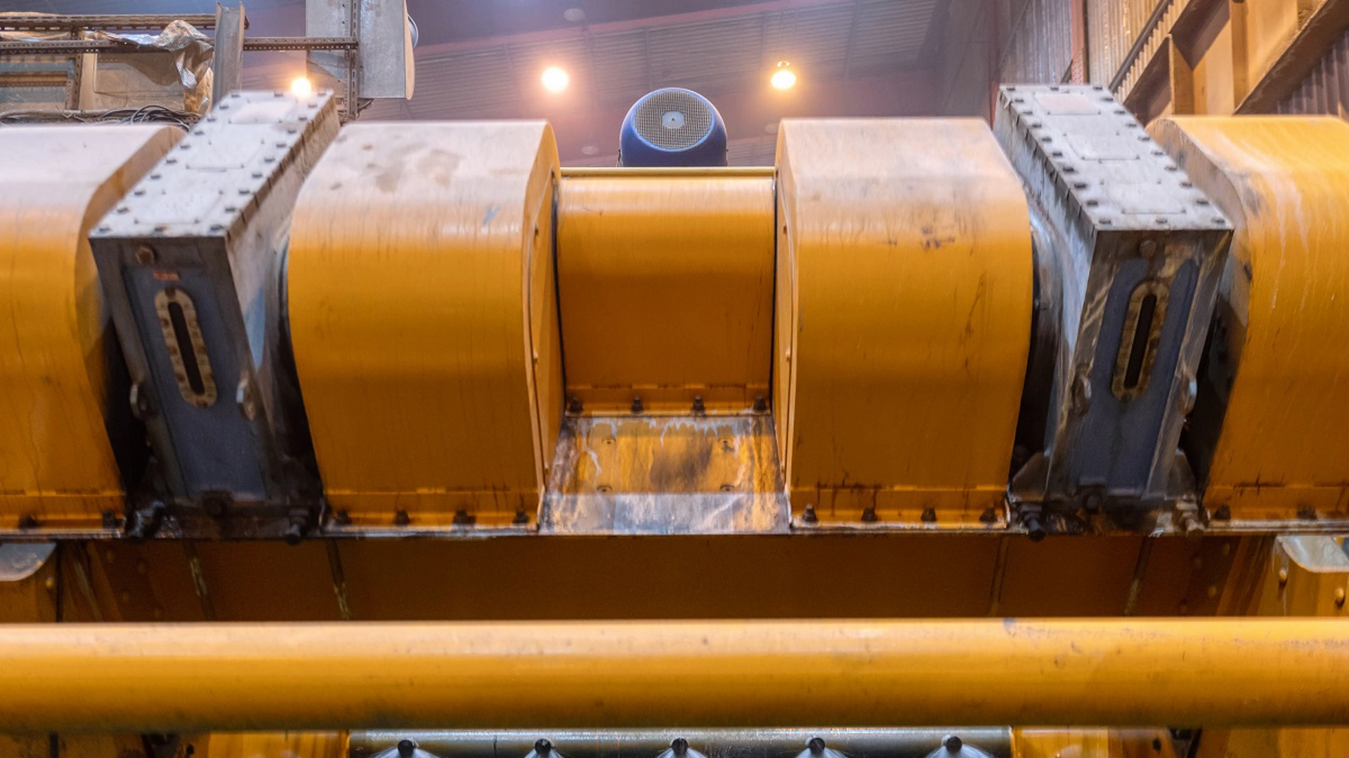 Vibrating screen, ore washing with liquid. The liquid is poured out in a fan-like stream from special nozzles.