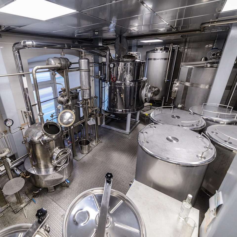 Equipment for the distillation of alcohol. Preparation workshop for pure alcohols.
