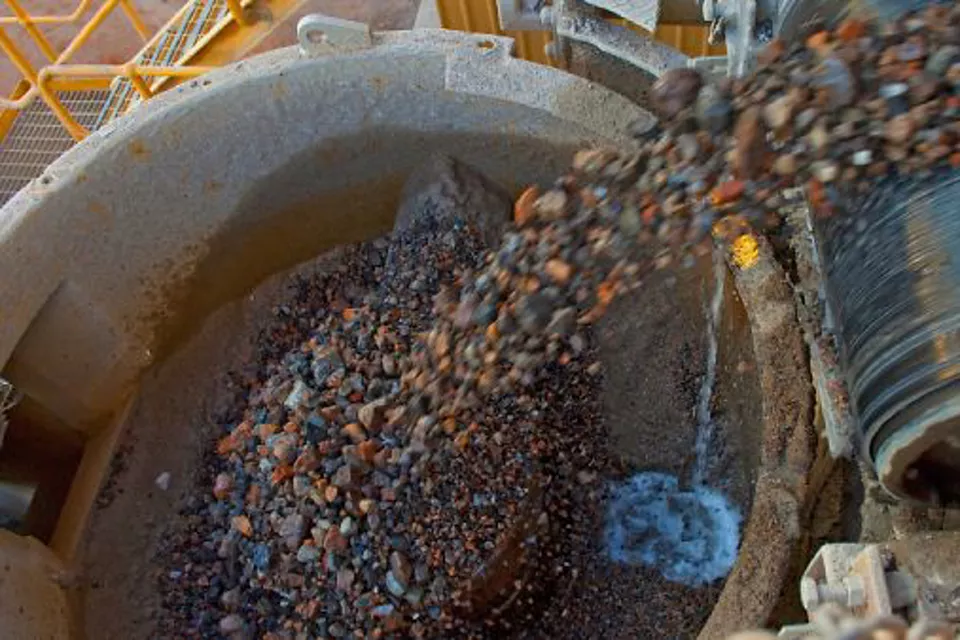 Concassage et broyage du minerai brut