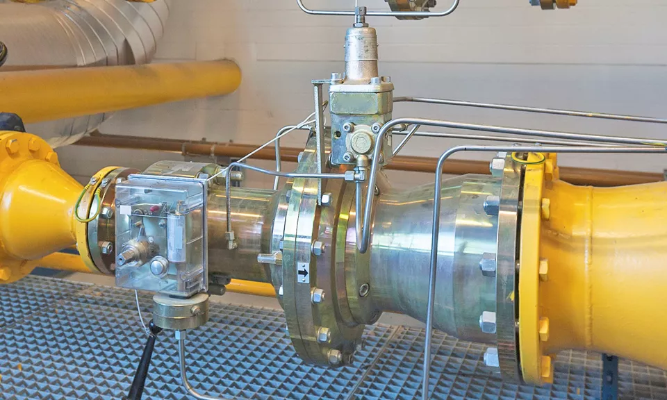 Standalone slam-shut valves and integral slam-shut devices independent of regulators for the most suitable type of protection